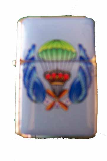 Mechero modelo Zippo con el escudo de la Escuela de Paracaidismo